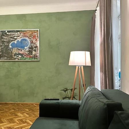 Art Apartment On Kylisha Str Lviv Ngoại thất bức ảnh