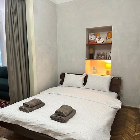 Art Apartment On Kylisha Str Lviv Ngoại thất bức ảnh