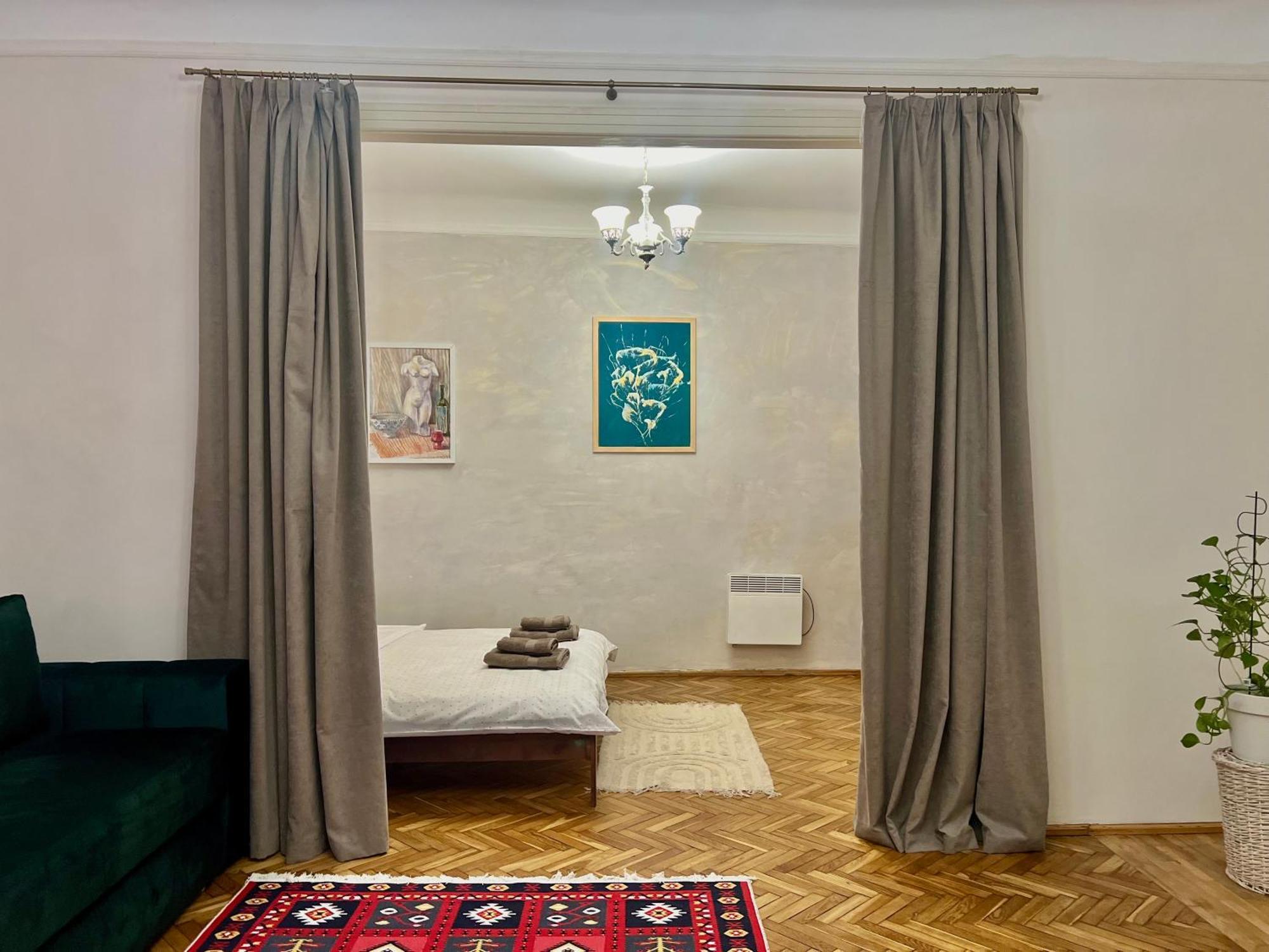 Art Apartment On Kylisha Str Lviv Ngoại thất bức ảnh