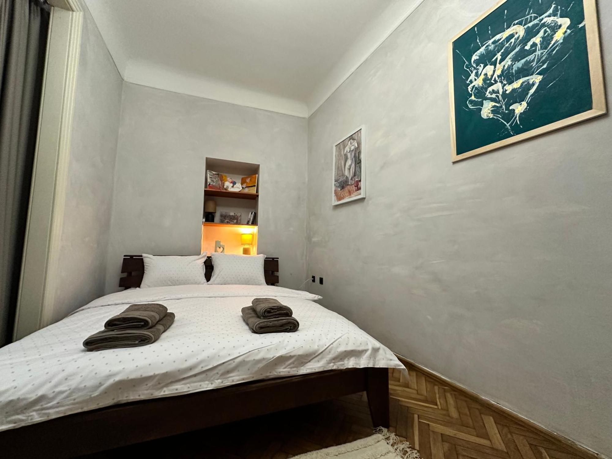 Art Apartment On Kylisha Str Lviv Ngoại thất bức ảnh