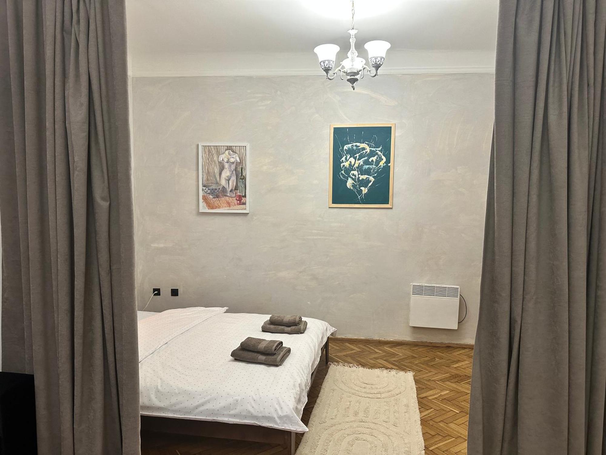 Art Apartment On Kylisha Str Lviv Ngoại thất bức ảnh